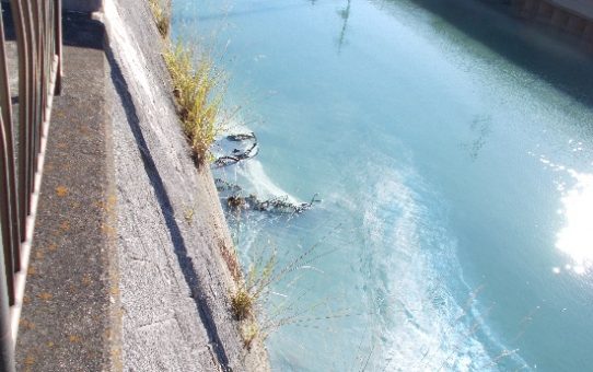 有害物質「塩化銅溶液」40トン流出 コバルトブルーの古綾瀬川